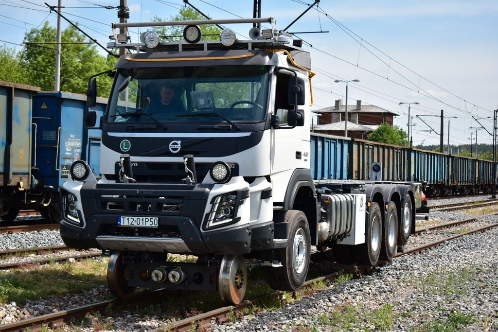 Camión portacontenedore/ Intercambiable, Camión grúa Volvo NEW FMX 8x4 RAIL ROAD SCHIENEN TWO WAY: foto 6