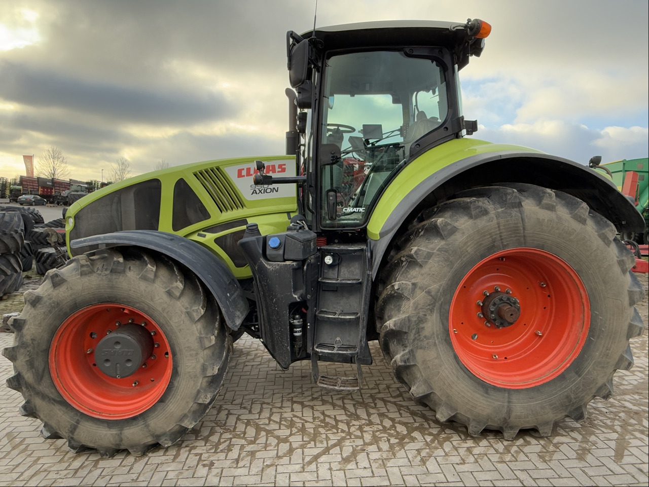 Tractor Claas Axion 950: foto 12